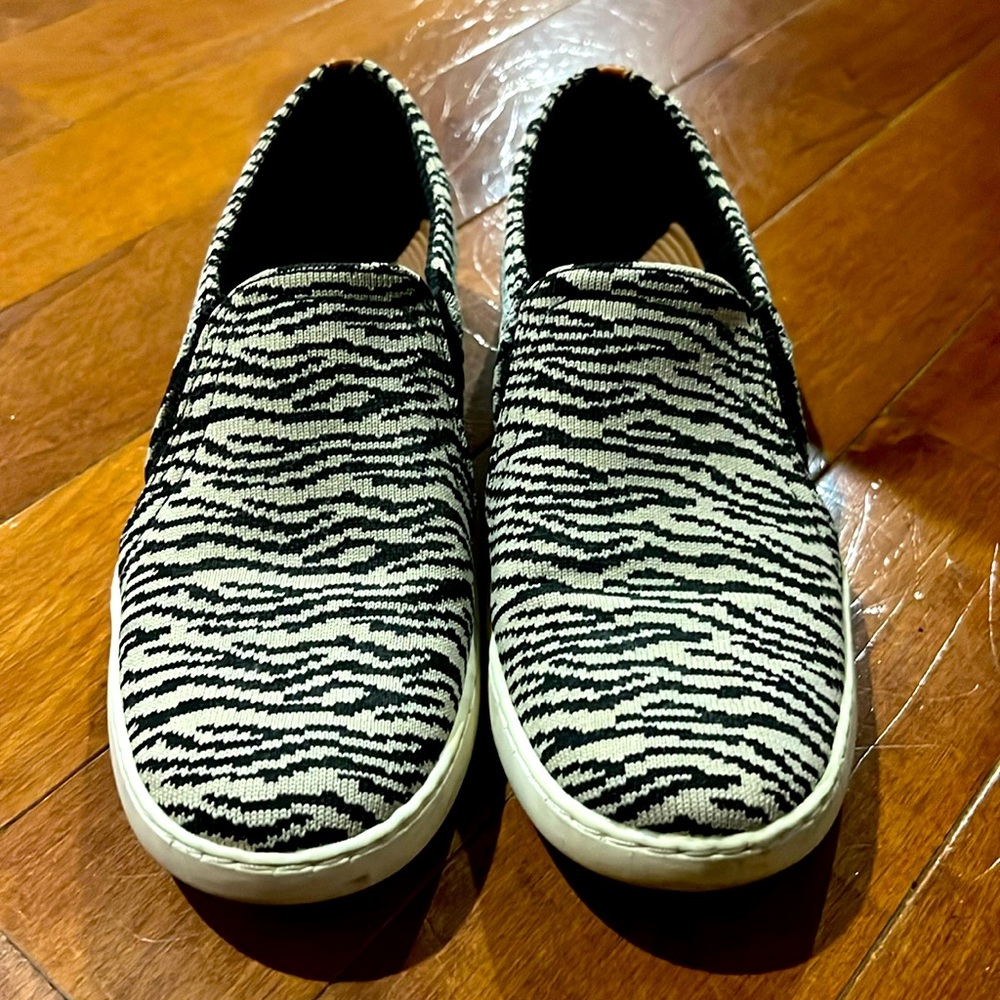 Baretraps Animal Zebra Tiger Print Casual Slip On Boat Shoes